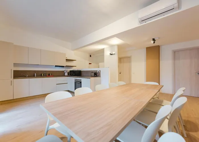 8 Per Gruppi E Viaggiatori - Stazione *